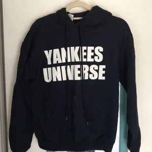 Thick Yankees sweatshirt